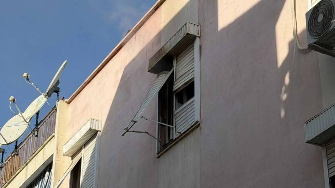 Kepez’de Ev Yangını Korkuttu: Panik Sokaklara Taştı! 2